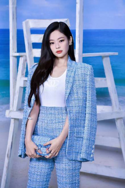 韓國女團BLACKPINK的Jennie，則穿了粉藍色調的斜紋軟呢褲裝，清新甜美又有型。圖／摘自微博