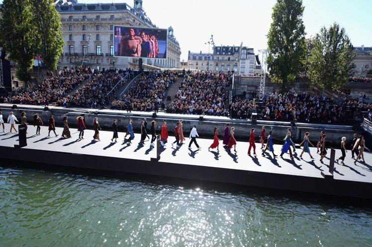 巴黎歐萊雅所舉辦的Le Défilé L’Oréal Paris 造型時裝秀於塞納河畔登台，秀台長達60公尺。圖／蕭邦提供