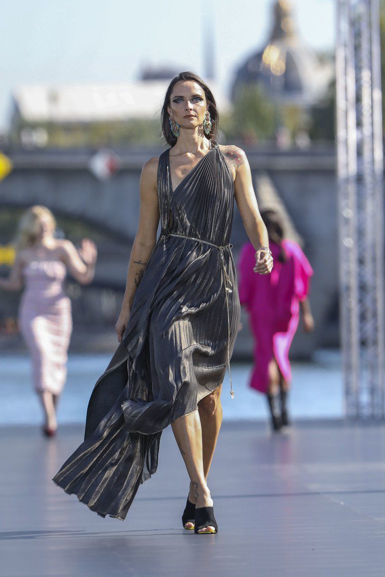名模配戴蕭邦珠寶為巴黎歐萊雅所舉辦的Le Défilé L’Oréal Paris 造型時裝秀戶外登台。圖／蕭邦提供