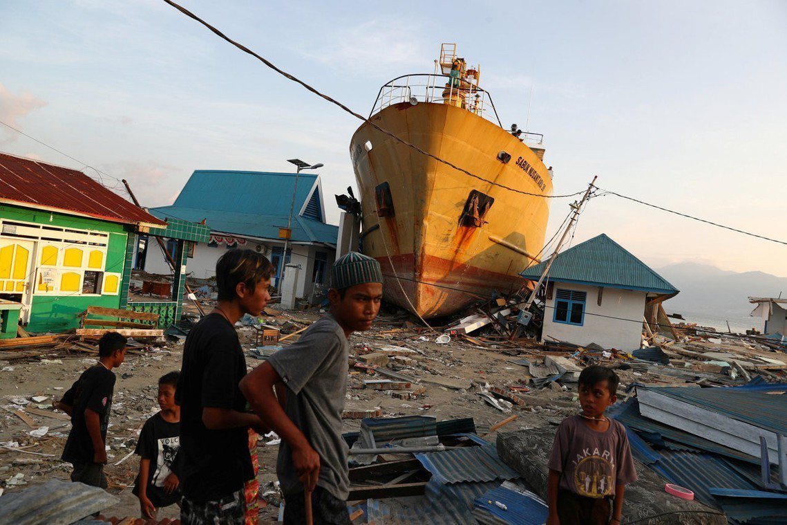 重災區棟加拉，當地災民向當局表示不滿，救援資源都集中在帕盧市。 圖／路透社