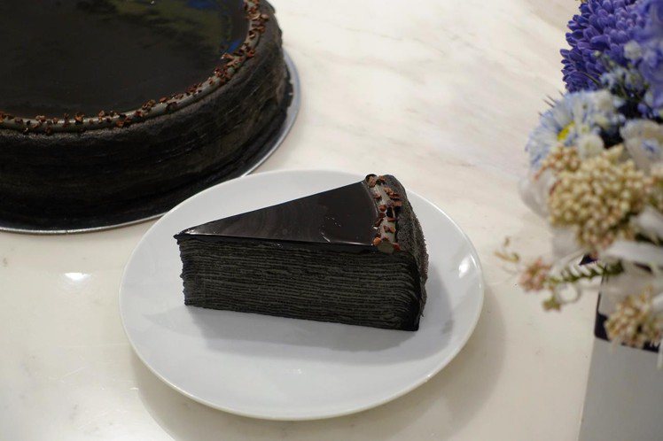 竹炭咖啡千層蛋糕，單片280元，九吋2,800元。圖／記者沈佩臻攝影