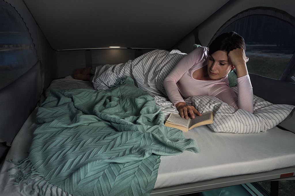 獨特的升降車頂帳篷，能讓車頂立即變身舒適的雙人床鋪（尺寸為1.2x2.0m）。 ...