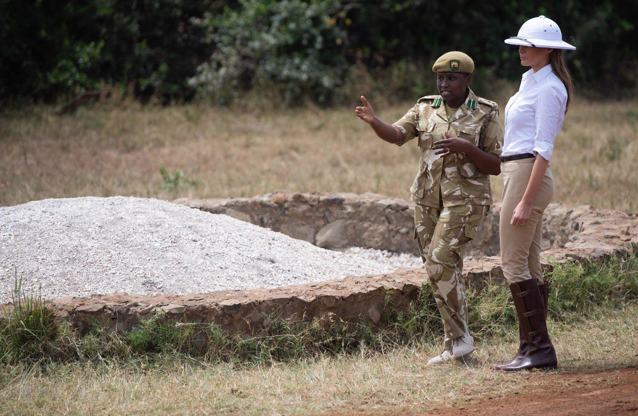 美國第一夫人梅蘭妮亞（右）5日前往肯亞奈洛比國家公園觀光，她穿了騎馬褲配長靴，並...