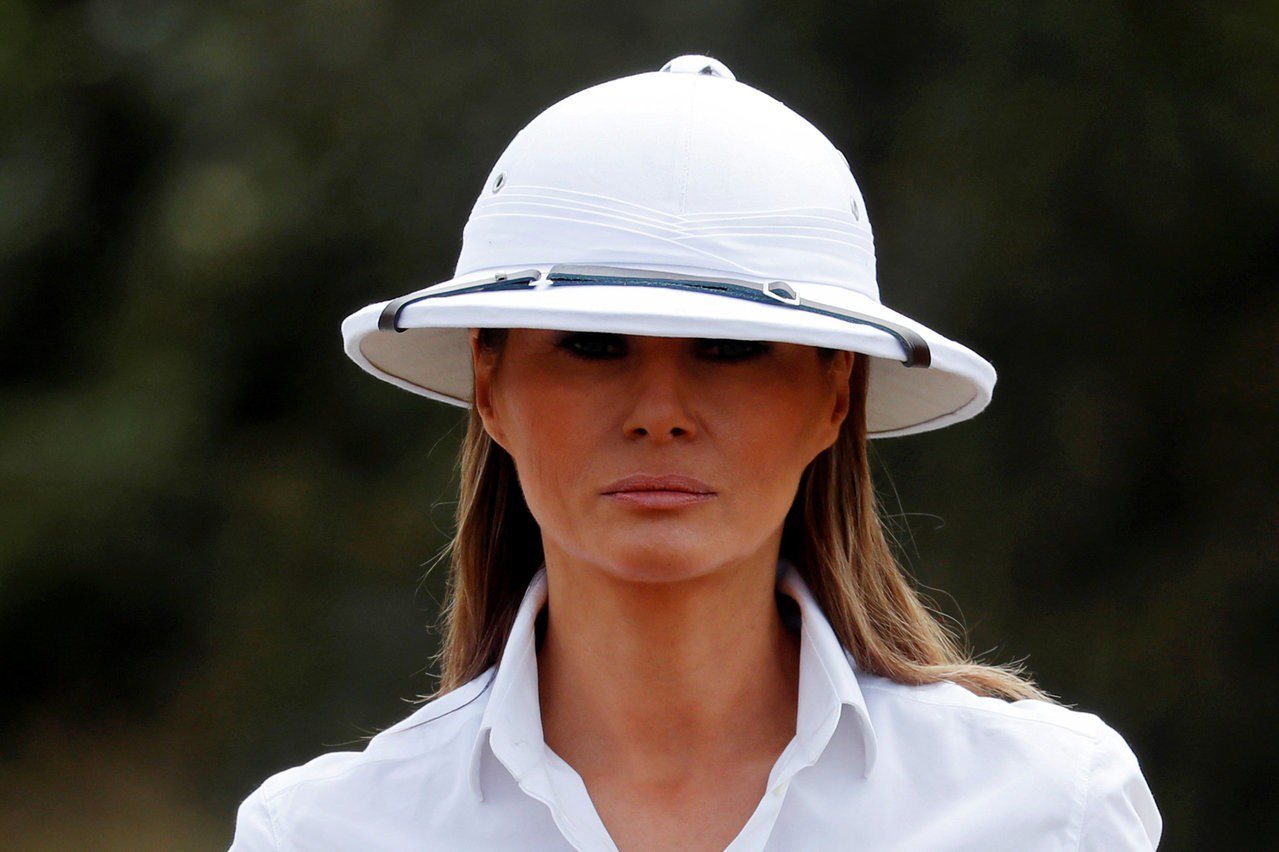 梅蘭妮亞頭上戴的白色遮陽帽引起爭議。路透