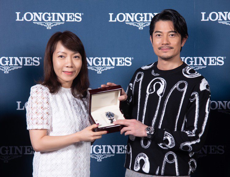 台灣的浪琴表副總經理范瑞紅女士（左），在電影放映前致贈過郭富城一只HydroConquest深海征服者陶瓷圈腕表。圖／Longines提供