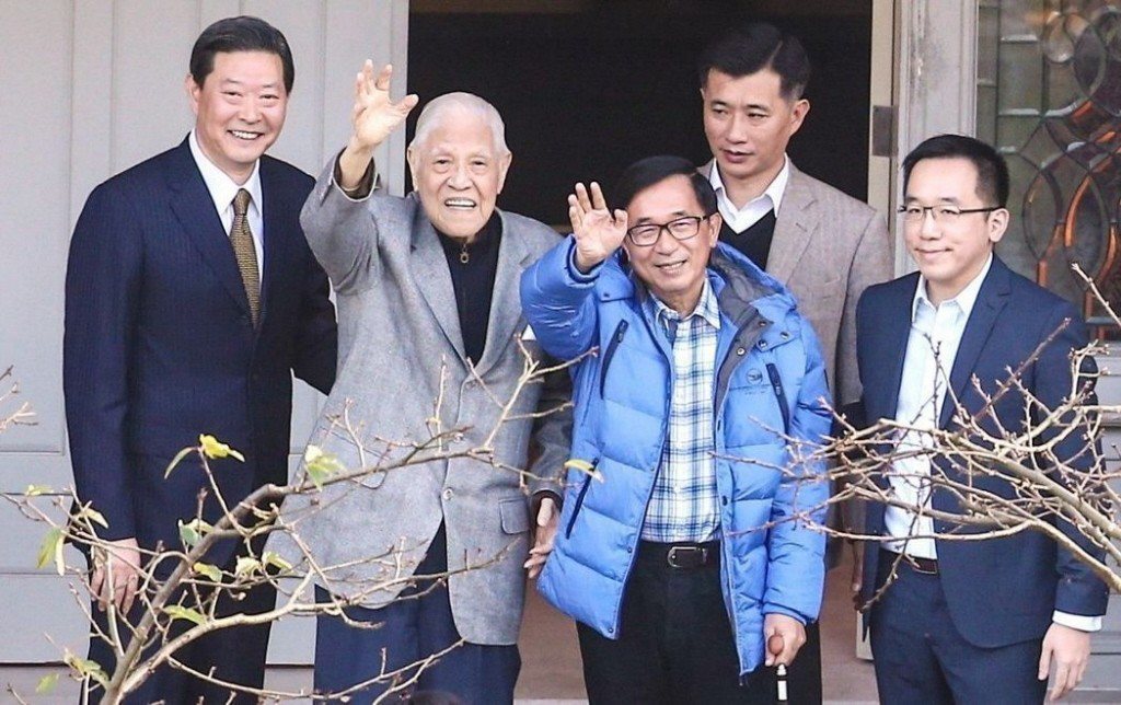 前總統陳水扁（前右二）探訪前總統李登輝（左二）。 圖／聯合報系資料照片