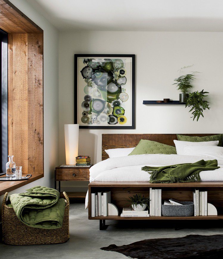 現代幾合美學搭上溫潤原木，綠彩為秋冬床寢空間增添清新活力。圖／Crate and Barrel提供