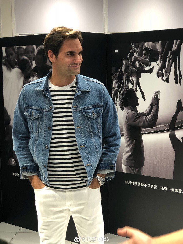 出席UNIQLO在上海為他舉辦的品牌活動時，挑選了牛仔外套內搭條紋長袖T恤，並加上修身剪裁的白長褲。圖／摘自微博
