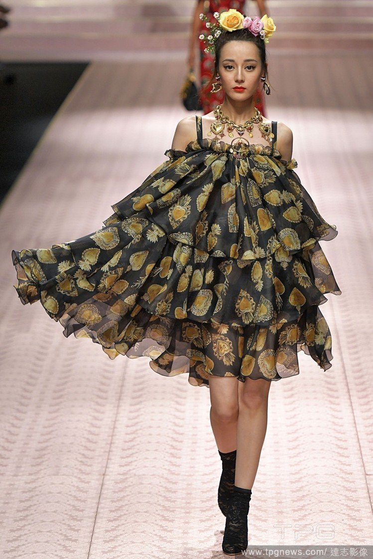 迪麗熱巴日前在米蘭時裝周第二次為Dolce&Gabbana走秀。圖／達志影像