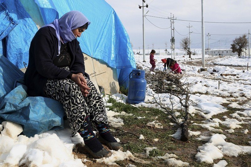 多數流離失所的亞茲迪人，在伊拉克庫德斯坦的難民營裡生活。圖為住在難民營的亞茲迪婦女，攝於2015年1月。 圖／美聯社
