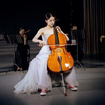 歐陽娜娜顛覆傳統 性感演奏大提琴