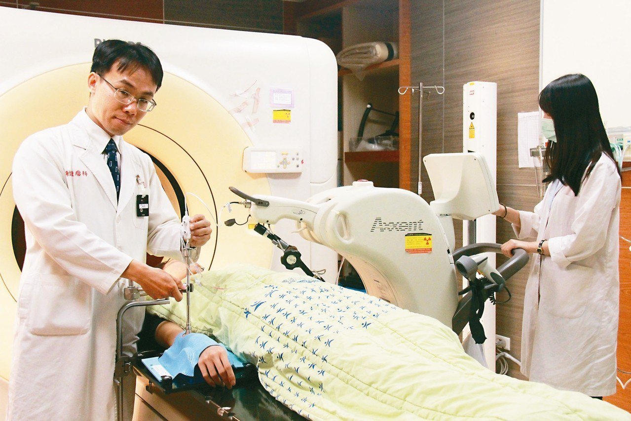 高市大同醫院放射腫瘤科主任黃鈞民(左)說，近接放射治療提供皮膚癌治療另種選擇。<br />記者蔡容喬／攝影