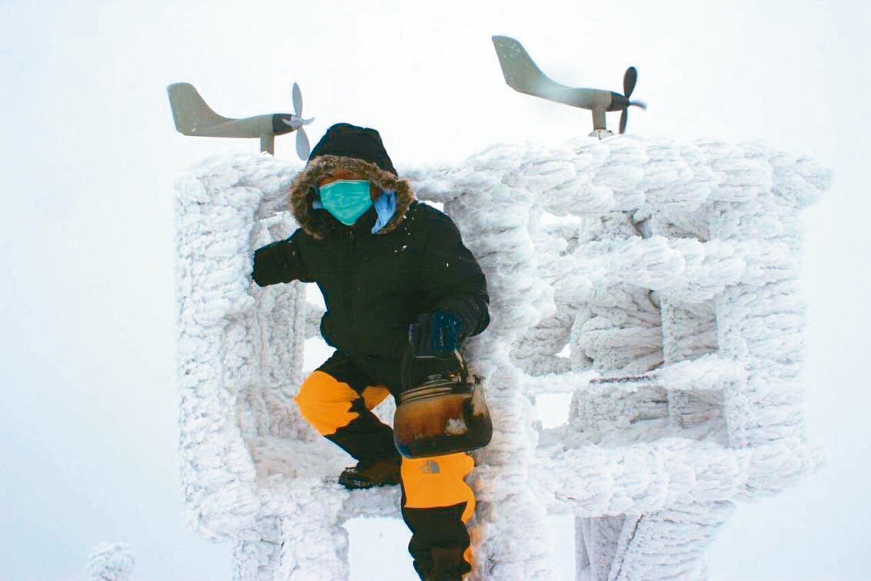 清除儀器上的積雪與積冰，確保運作正常。 中央氣象局玉山氣象站／提供