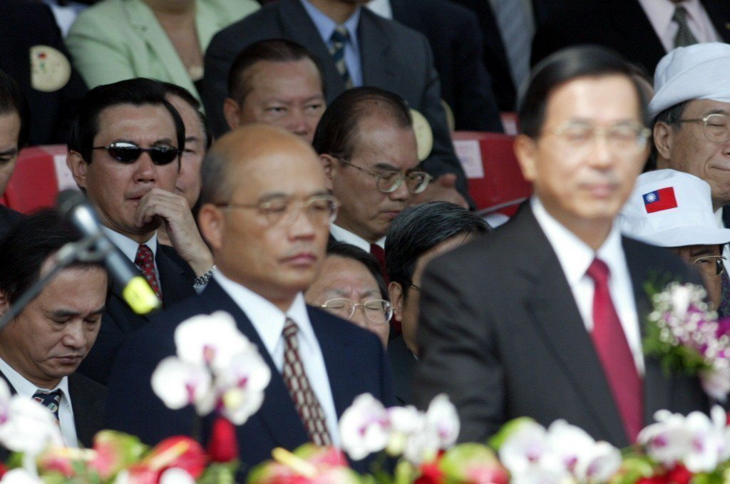 2004年雙十國慶大會，時任台北市長的馬英九（左一）在聆聽總統陳水扁演說時，以左...