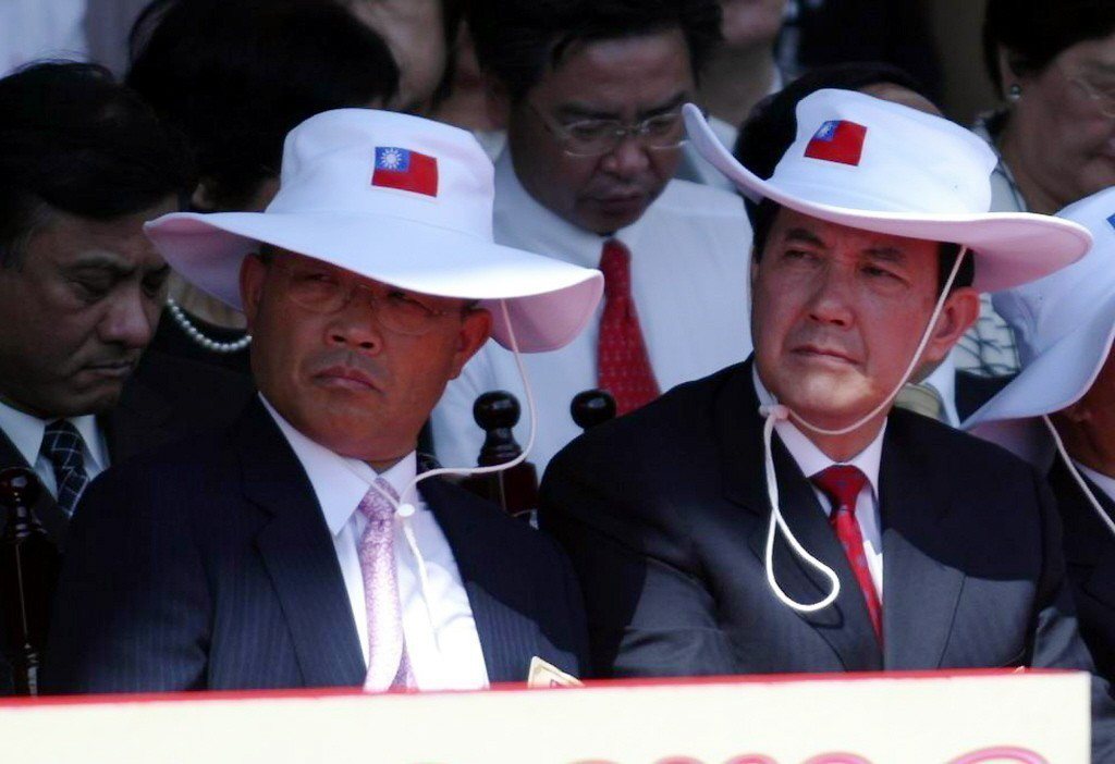 2005年，總統陳水扁在國慶大典致詞時，讓在座的國民黨主席馬英九（右）及民進黨主...