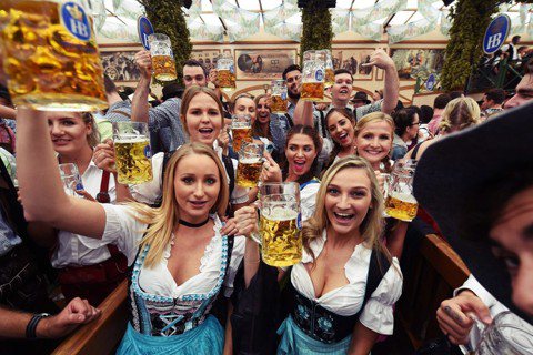 「乾杯（Prost）！」在部分外國人的印象中，慕尼黑啤酒節也變成全德國「放蕩玩樂...