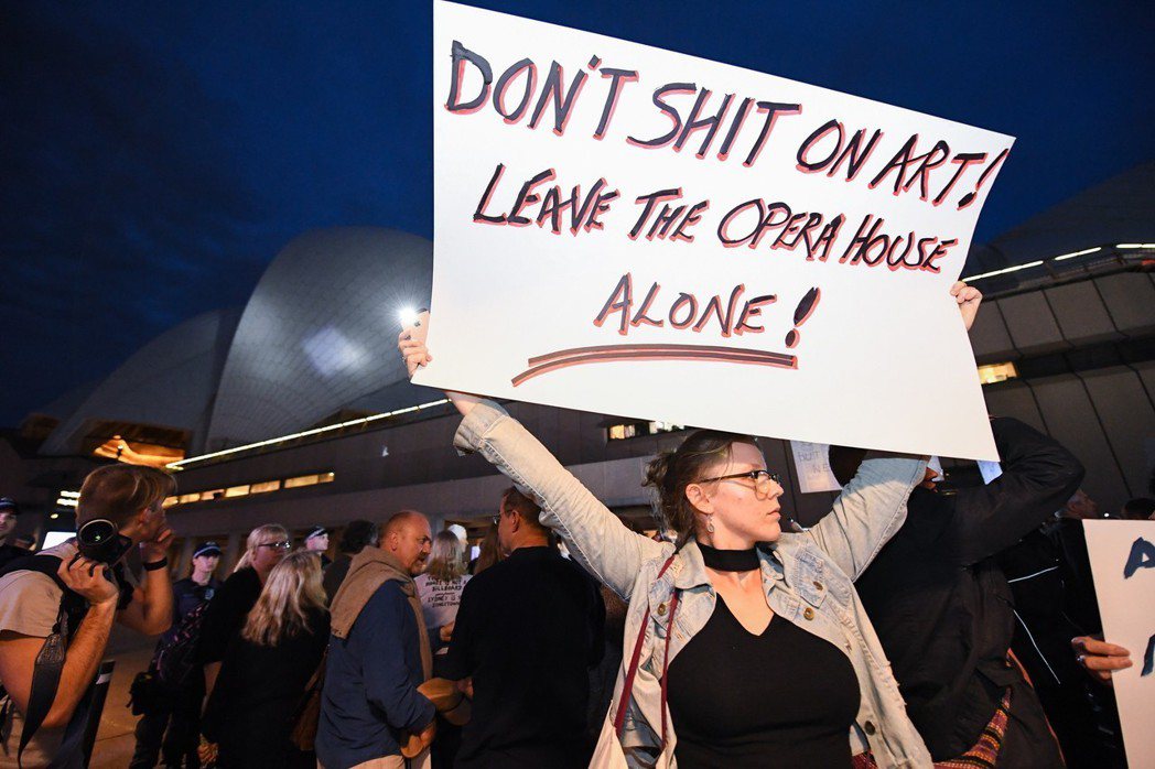 數百位民眾集結在歌劇院外，手持標語抗議。 圖／歐新社