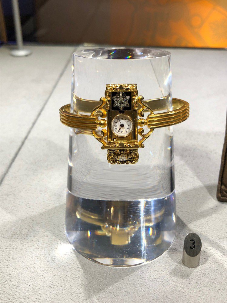 百達翡麗於1868年打造的第一枚腕表，便是女表。當時是為匈牙利伯爵夫人訂製，成為首枚由瑞士製作的腕表作品。圖／記者孫曼攝影