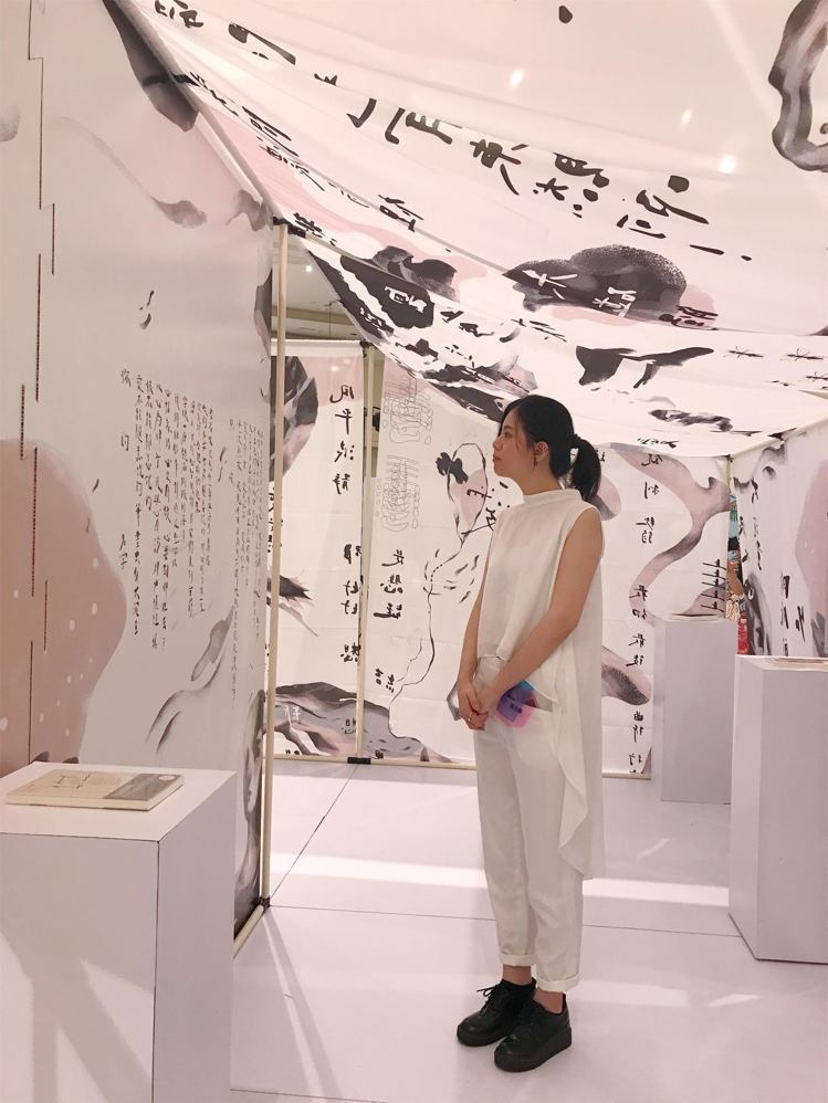 多媒體導演插畫家陳青琳，結合了詩人林婉瑜的五首選詩的畫與話語的創作。圖／記者江佩君攝影