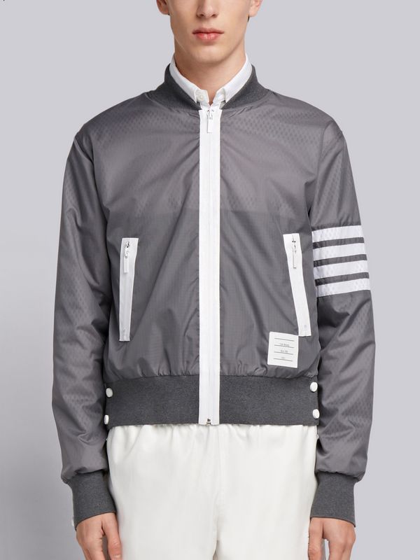 THOM BROWNE灰色飛行夾克外套，售價54,980元。圖／ART HAUS提供