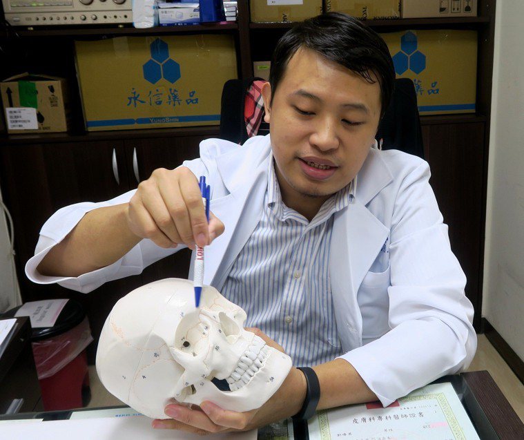 衛福部彰化醫院整形外科醫師呂明川說明患者50多年前，接受植入矽膠鼻植體的隆鼻手術...