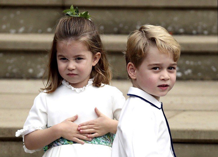 喬治小王子和夏綠蒂小公主擔任尤金妮公主婚禮的花童，萌樣深受歡迎。圖／美聯社