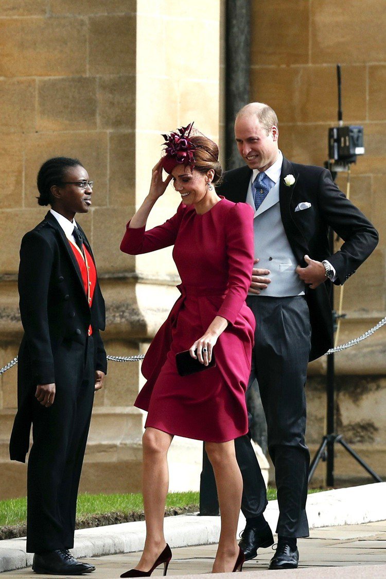 凱特王妃穿Alexander McQueen洋裝、Philip Treacy帽飾出席尤金妮公主婚禮。圖／美聯社