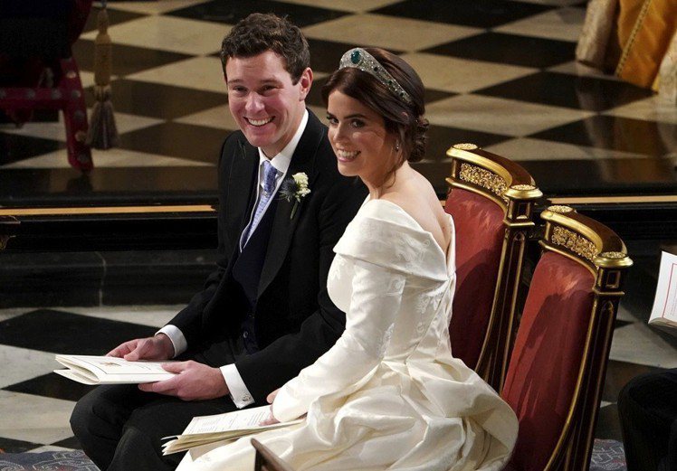 新娘尤金妮公主身穿英國設計師雙人組Peter Pilotto的訂製婚紗，配戴法國...