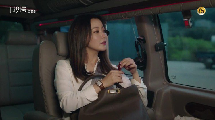 金喜善在tvN《九號房間》選用FENDI 2018秋冬新款Peekaboo X-Lite。圖／截自tvN《九號房間》畫面