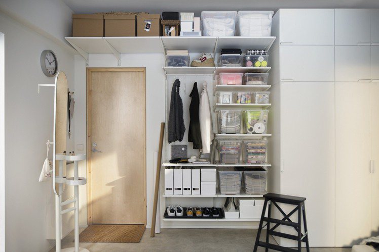 小空間的收納方式可依牆面向上延伸、統一收納盒種類，讓人有清爽整齊的視覺享受。圖／IKEA提供