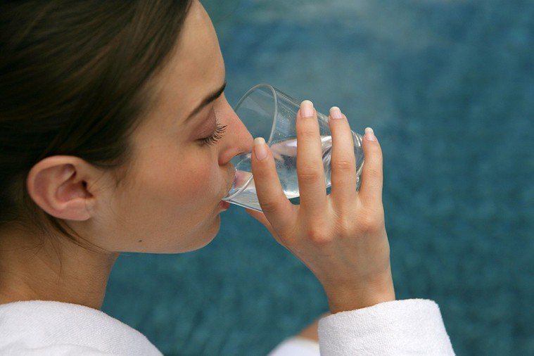 喝水可減少進食。圖／ingimage