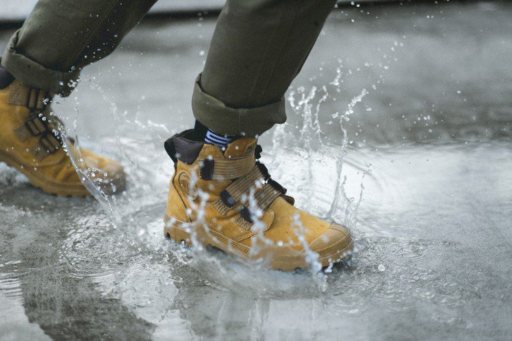 Palladium在這季帶來全新的藍標防水系列鞋款，PAMPA CUFF WP LUX ST系列琥珀棕色靴，4,280元。圖／Palladium提供