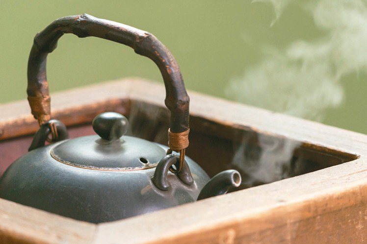 爐上的水壺熱氣蒸騰，一杯回甘好茶即將誕生。 記者陳立凱／攝影