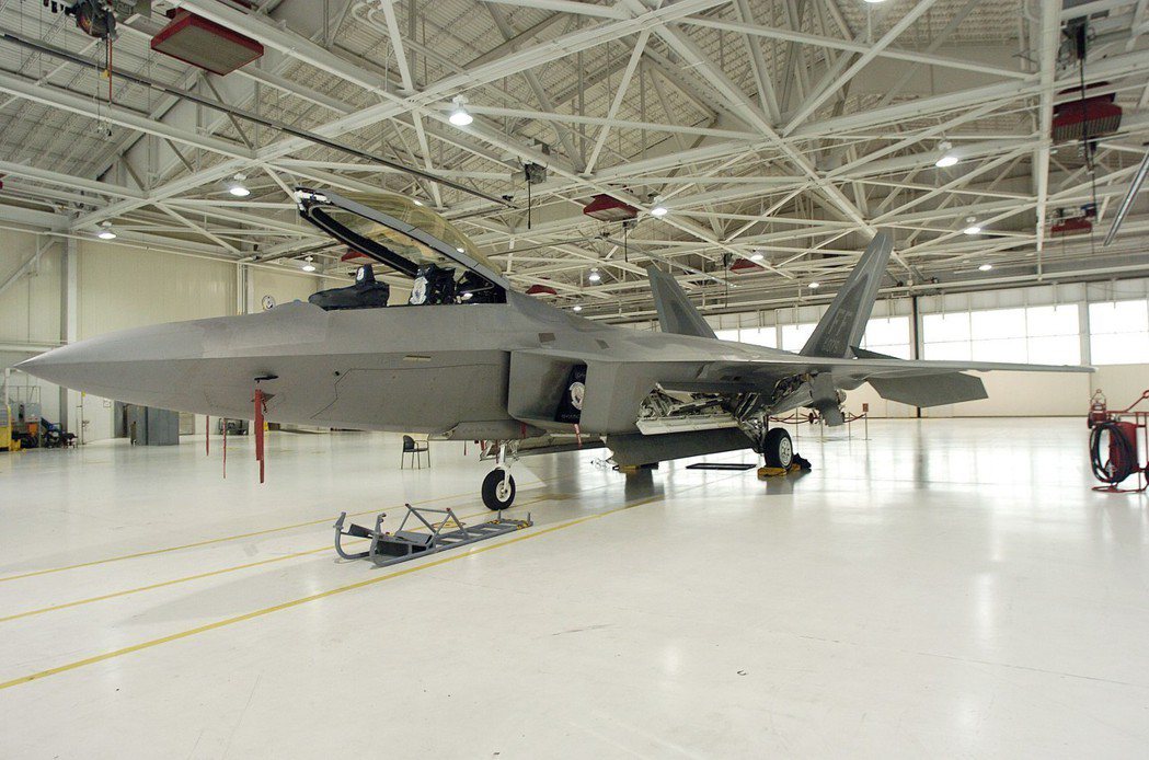 一架停在機棚內的F-22。 美聯社