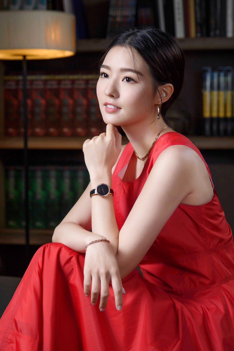 女星陳語安身穿以紅色洋裝搭配CALVIN KLEIN Seduce誘惑系列腕表，10,200元。圖／CALVIN KLEIN提供