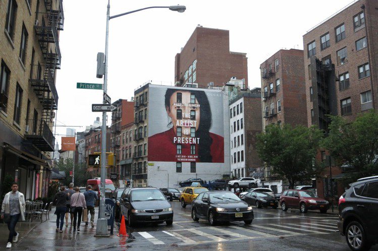 GUCCI位於紐約蘇活區拉法葉街（Lafayette Street）的「藝術家此在」巨型藝術牆。記者楊詩涵／攝影