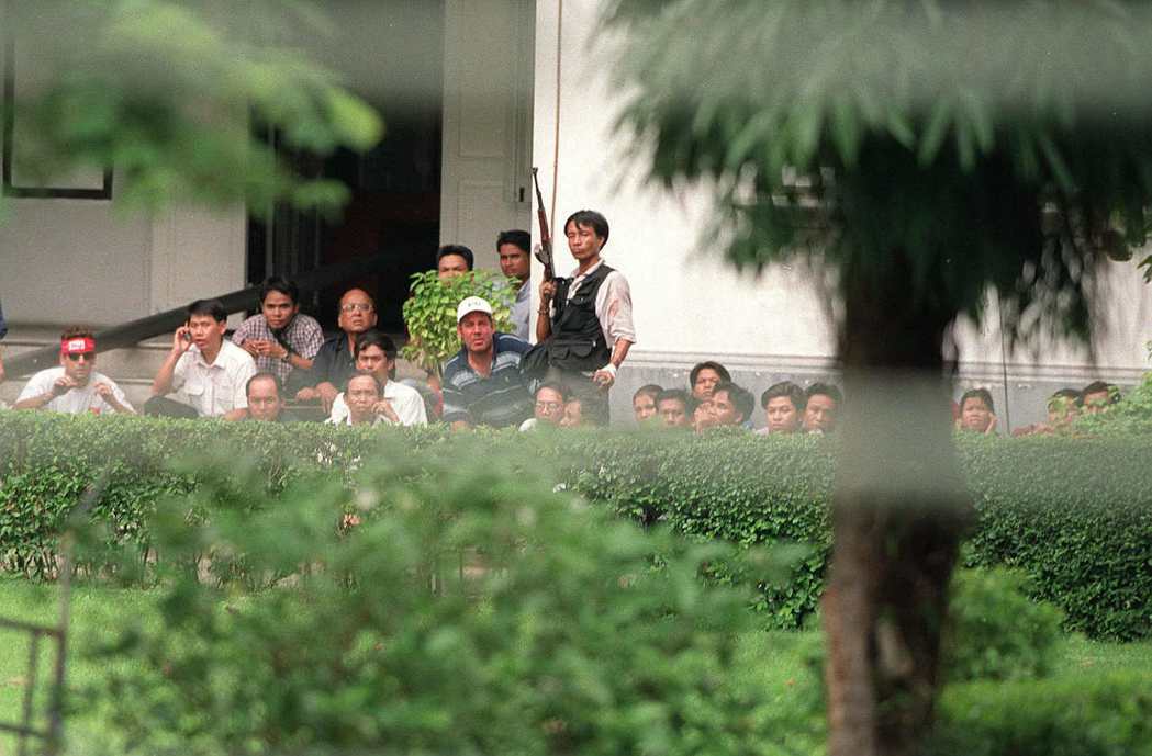 持槍男子1999年闖進緬甸駐曼谷大使館挾持人質。（法新社）