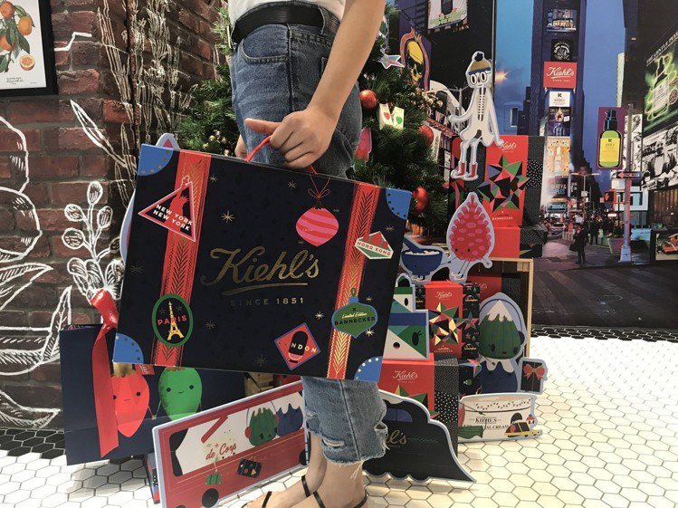 Kiehl’s 2018耶誕倒數月曆，以手提行李箱為設計。圖／記者江佩君攝影