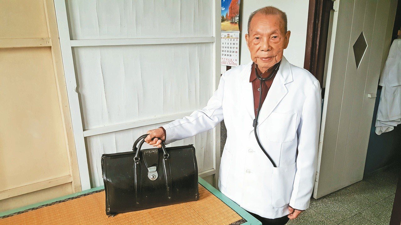 97歲的謝春梅迄今執業不輟。<br />記者胡蓬生／攝影