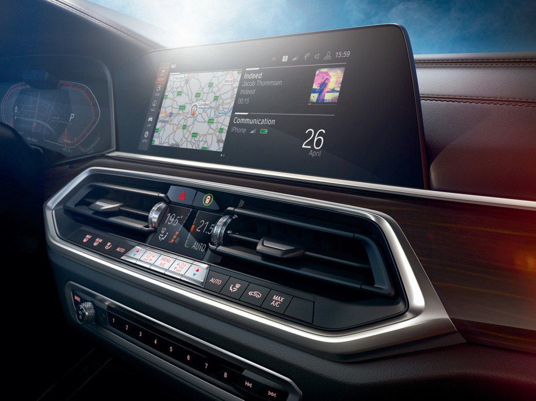 全新X5的全數位虛擬座艙整合了12.3吋數位儀表板與12.3吋中控觸控大螢幕，置...