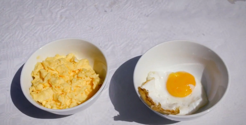 炒蛋（左）比煎蛋含的油多。圖取自bilibili
