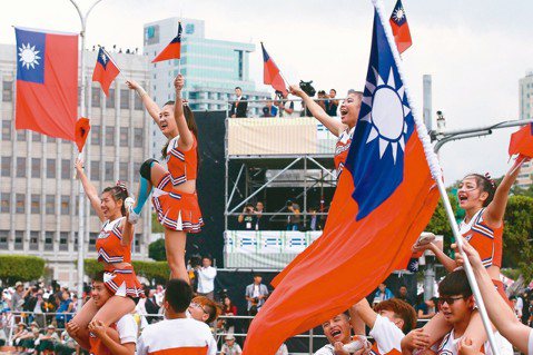 今年的國慶大會總統府前舉行，手持國旗的啦啦隊熱情演出。
 記者王騰毅／攝影