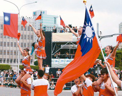 今年的國慶大會總統府前舉行，手持國旗的啦啦隊熱情演出。 記者王騰毅／攝影