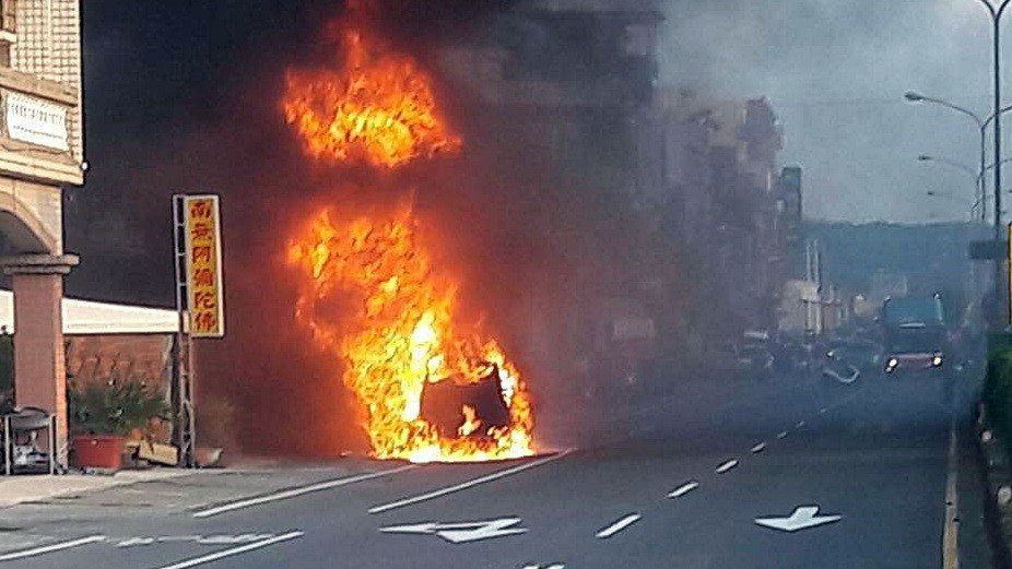 10月2日屏東恆春台26線發生火燒車意外。記者潘欣中／翻攝