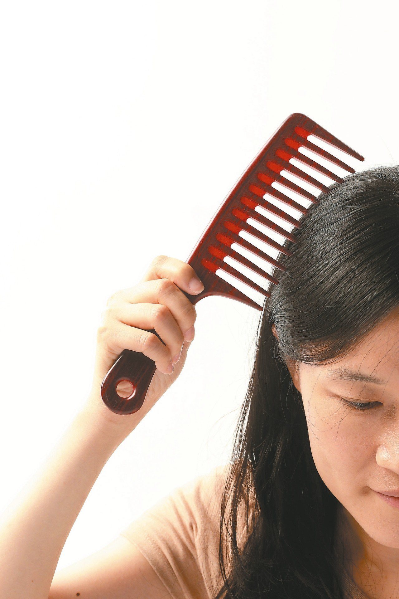 許多人擔心，頭皮出油愈多，頭髮會掉得更厲害，但事實上，皮脂腺分泌旺盛與否，與掉髮無絕對關係。