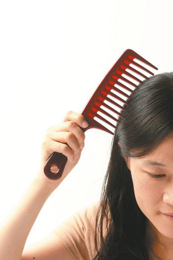 許多人擔心，頭皮出油愈多，頭髮會掉得更厲害，但事實上，皮脂腺分泌旺盛與否，與掉髮無絕對關係。<br />報系資料照片