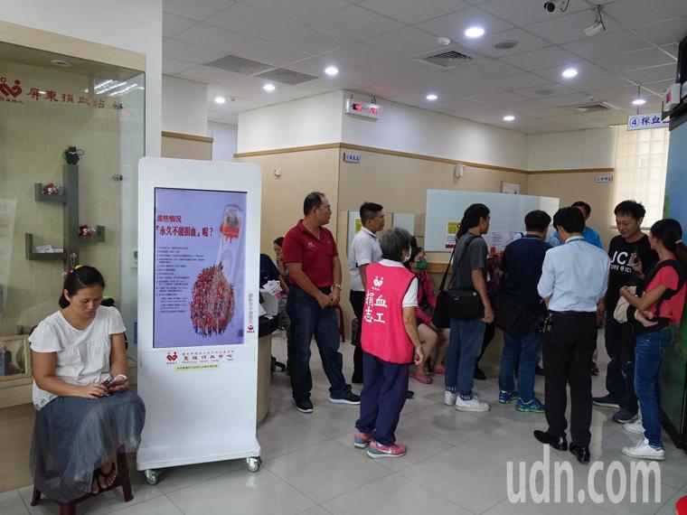 屏東捐血站湧入不少捐血民眾。記者翁禎霞／攝影