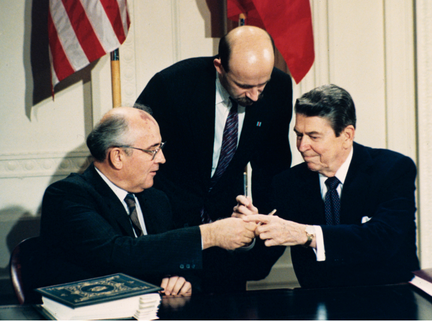 1987年，蘇聯領導人戈巴契夫（左）與美國總統雷根（右）在華府簽署中程核武條約後...