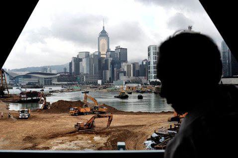 框金包銀打造出來的人工島，會不會又要變成另一個大白象工程呢？圖為香港維港周邊的填...