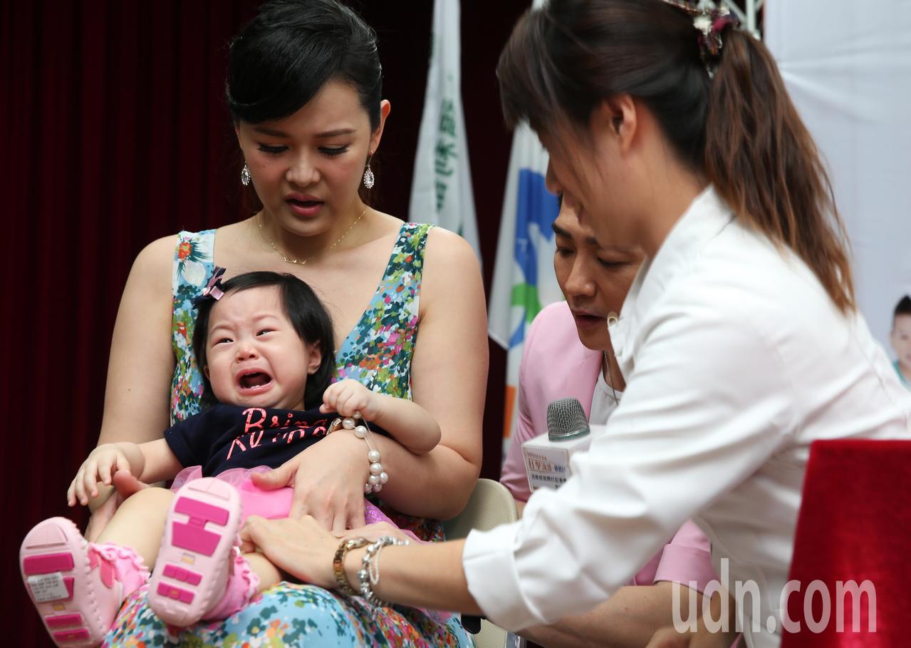 藝人宋逸民與妻子陳維齡（左一）帶女兒喬妹接種流感疫苗，呼籲民眾踴躍接種。聯合報系資料照／記者徐兆玄攝影